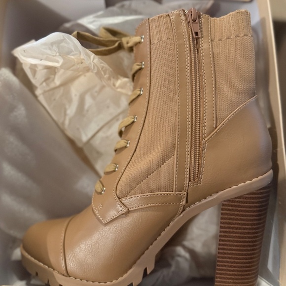 BCBGeneration PILAS Women's Block Heel Lug Sole Lace-Up Booties Tan Size 11 NIB - Picture 11 of 14